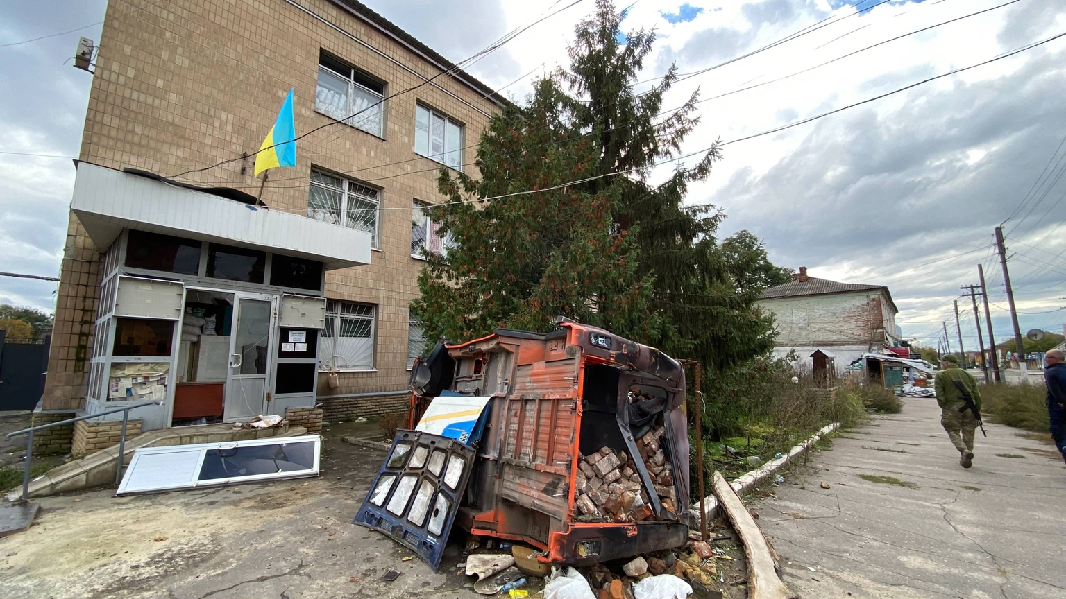 The small partly-destroyed bridge leads into a town where charred vehicles turned upside down by the violence of the fights litter the main road. The local police station, used by Russians as a torture chamber, is riddled with bullet holes. (Alexander Query)