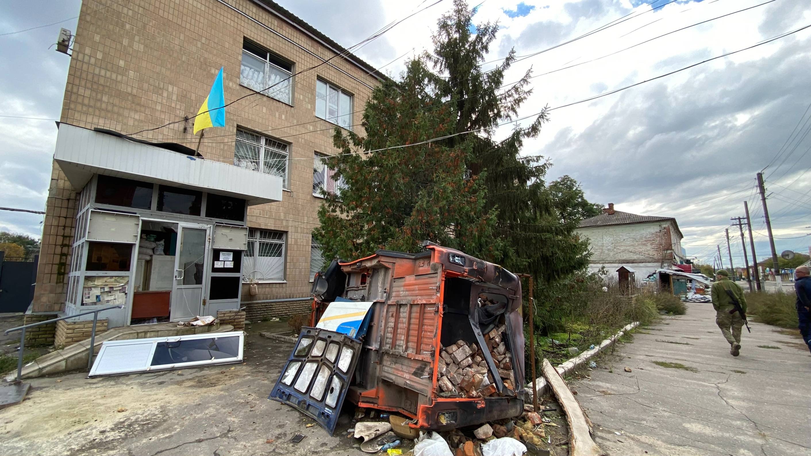 The small partly-destroyed bridge leads into a town where charred vehicles turned upside down by the violence of the fights litter the main road. The local police station, used by Russians as a torture chamber, is riddled with bullet holes. (Alexander Query)