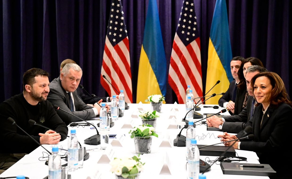 Ukrainian President Volodymyr Zelensky (L) and U.S. Vice President Kamala Harris (R) as well as members of their delegations