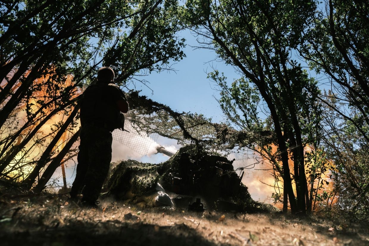 The team of the 31st separate mechanized brigade works with the D-30 cannon, a 122mm trailed howitzer, towards the village of Novooleksandrivka, 6 kilometers from Russian positions, near road T0504