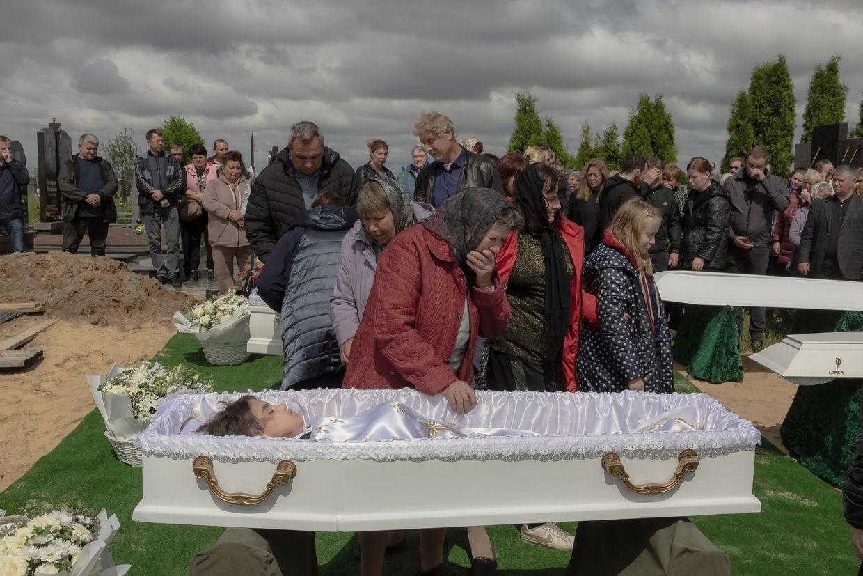  A funeral ceremony at a cemetery in Korostyshiv, Zhytomyr Oblast, Ukraine, on May 28, 2025Relatives and friends mourn over the coffins of Roman Martyniuk, 17, his sister Tamara, 11, and brother Stanislav, 8, killed by a Russian missile strike, during a funeral in Korostyshiv, Zhytomyr Oblast, Ukraine, on May 28, 2025. 