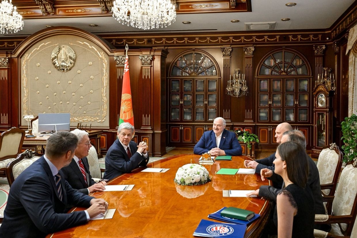Alexander Lukashenko (C) meets with U.S. presidential envoy Keith Kellogg and members of the American delegation in Minsk, Belarus, on June 21, 2025. 