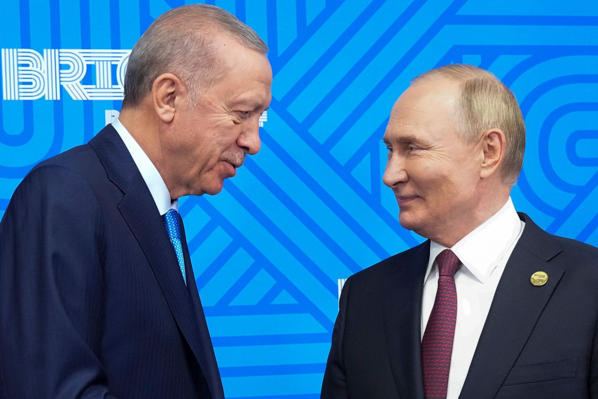  Putin (R) meets with Turkey’s President Recep Tayyip Erdogan (L) on the sidelines of the BRICS summit in Kazan, Russia, on Oct. 23, 2024.