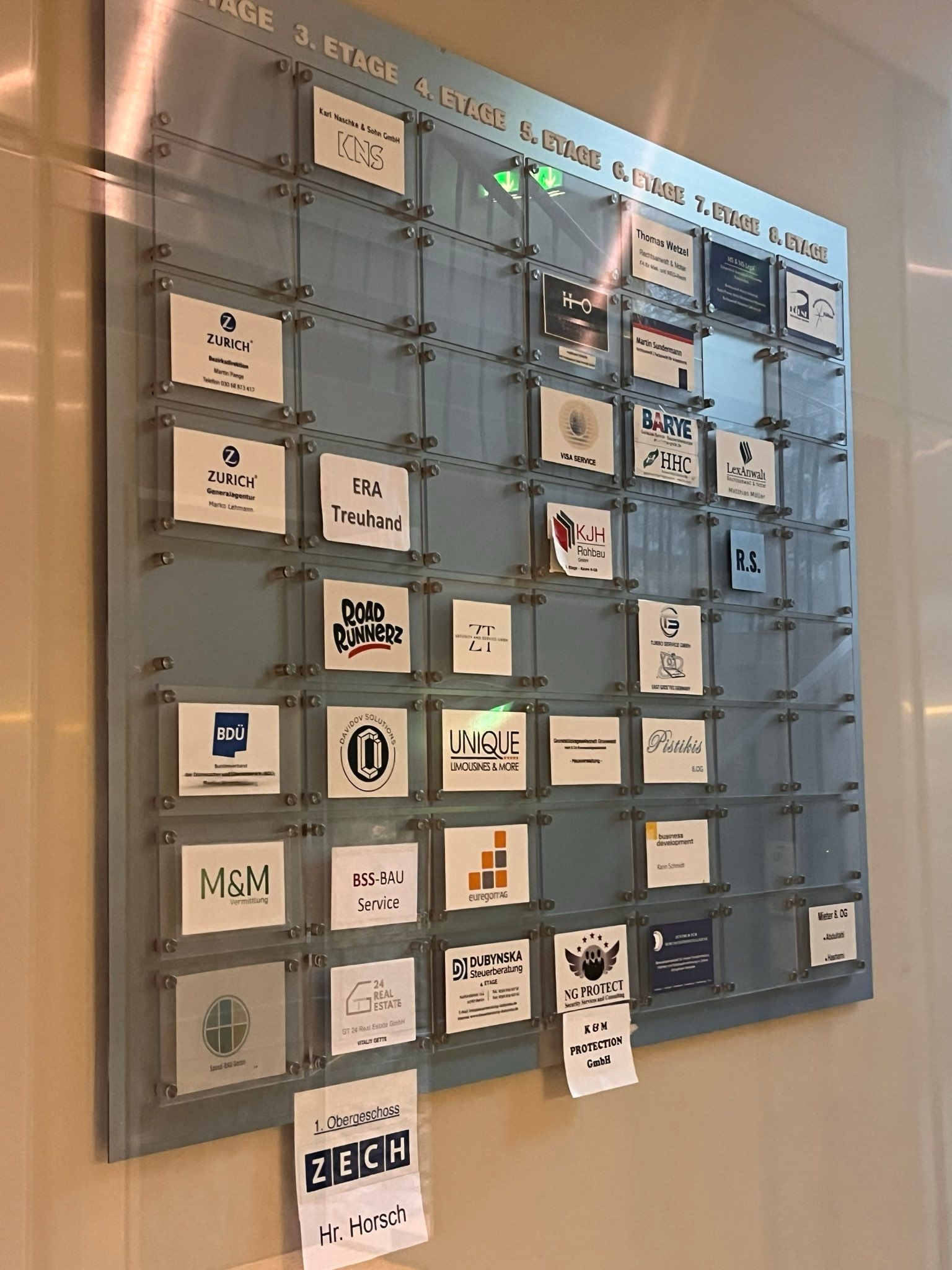 The list of companies displayed at the office entrance of B.L.W. Handel’s registered address since April 2025, photographed in January 2026, with B.L.W. Handel not listed. 