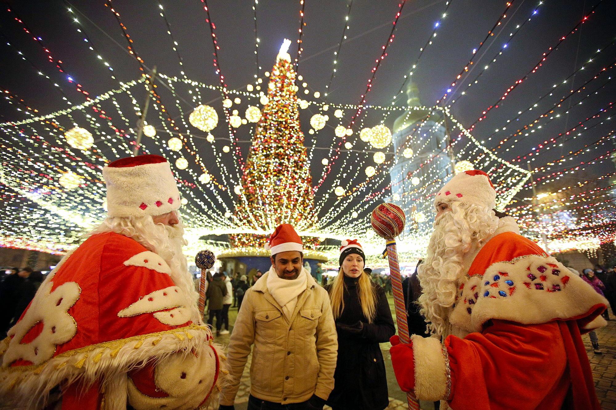 Kyiv’s colorful, crowded Christmas markets in 10 best photos
