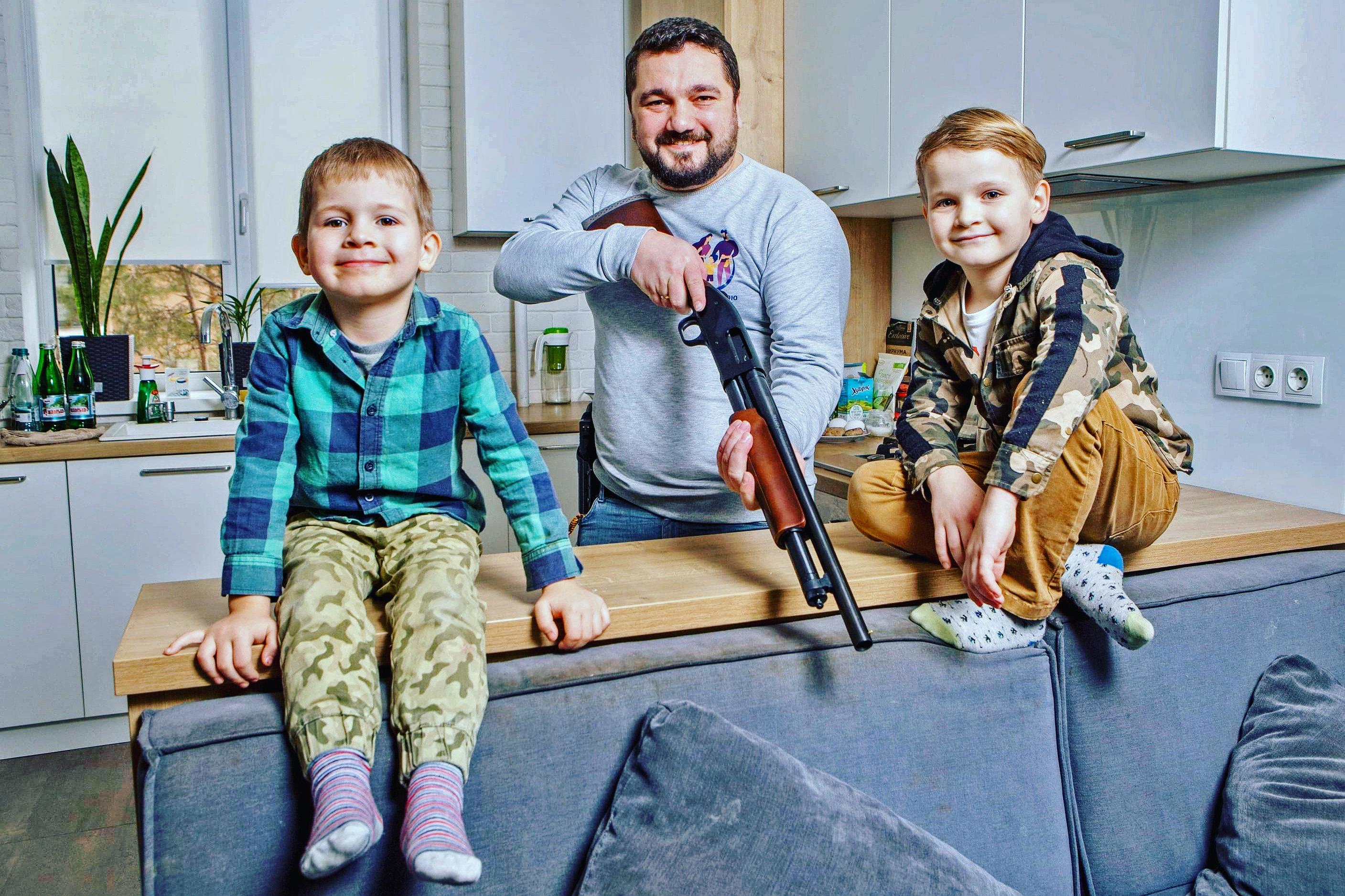 Ukrainian civilians fearlessly prepare for Russia's offensive