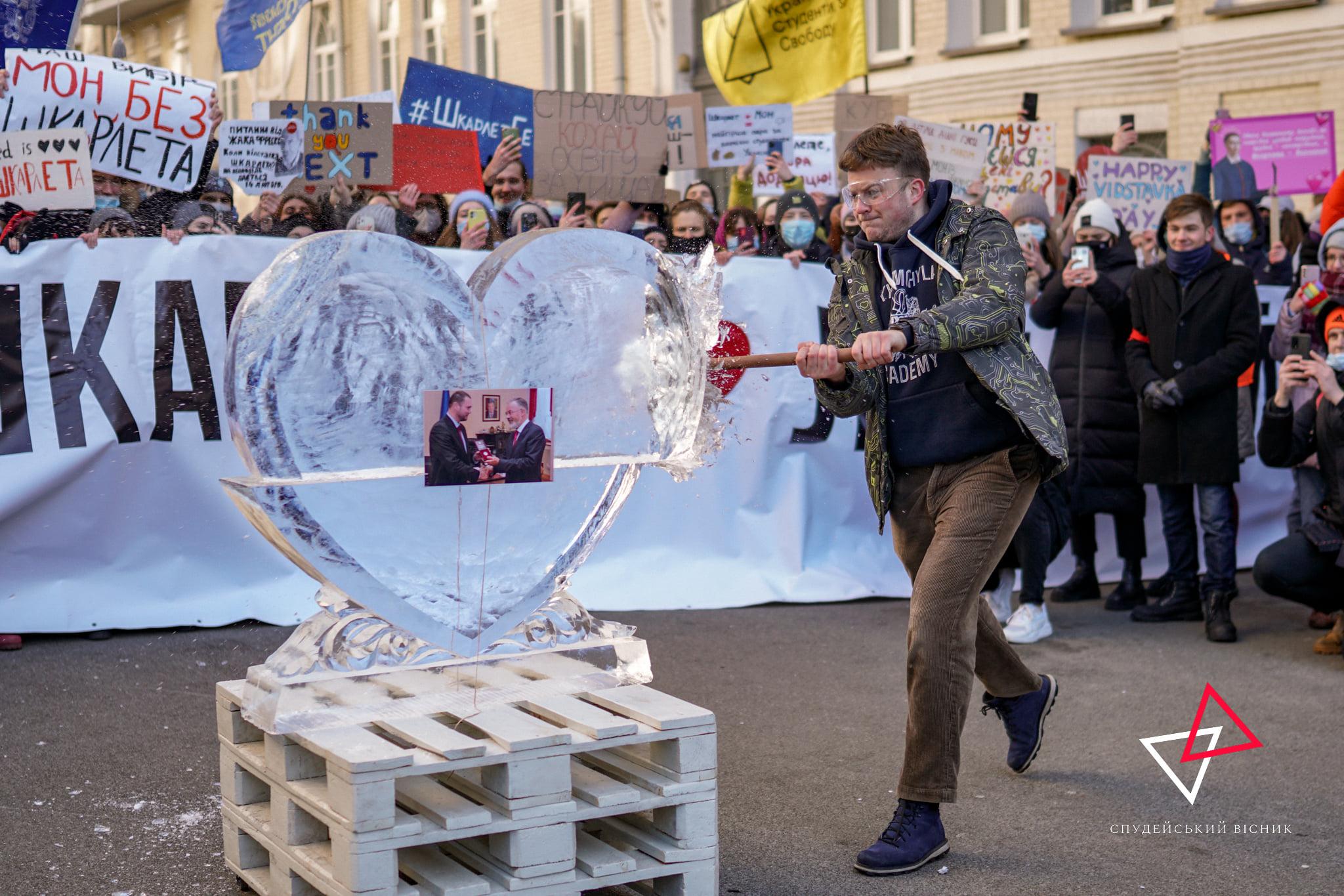 Kyiv-Mohyla students seek to oust education minister over independence clash