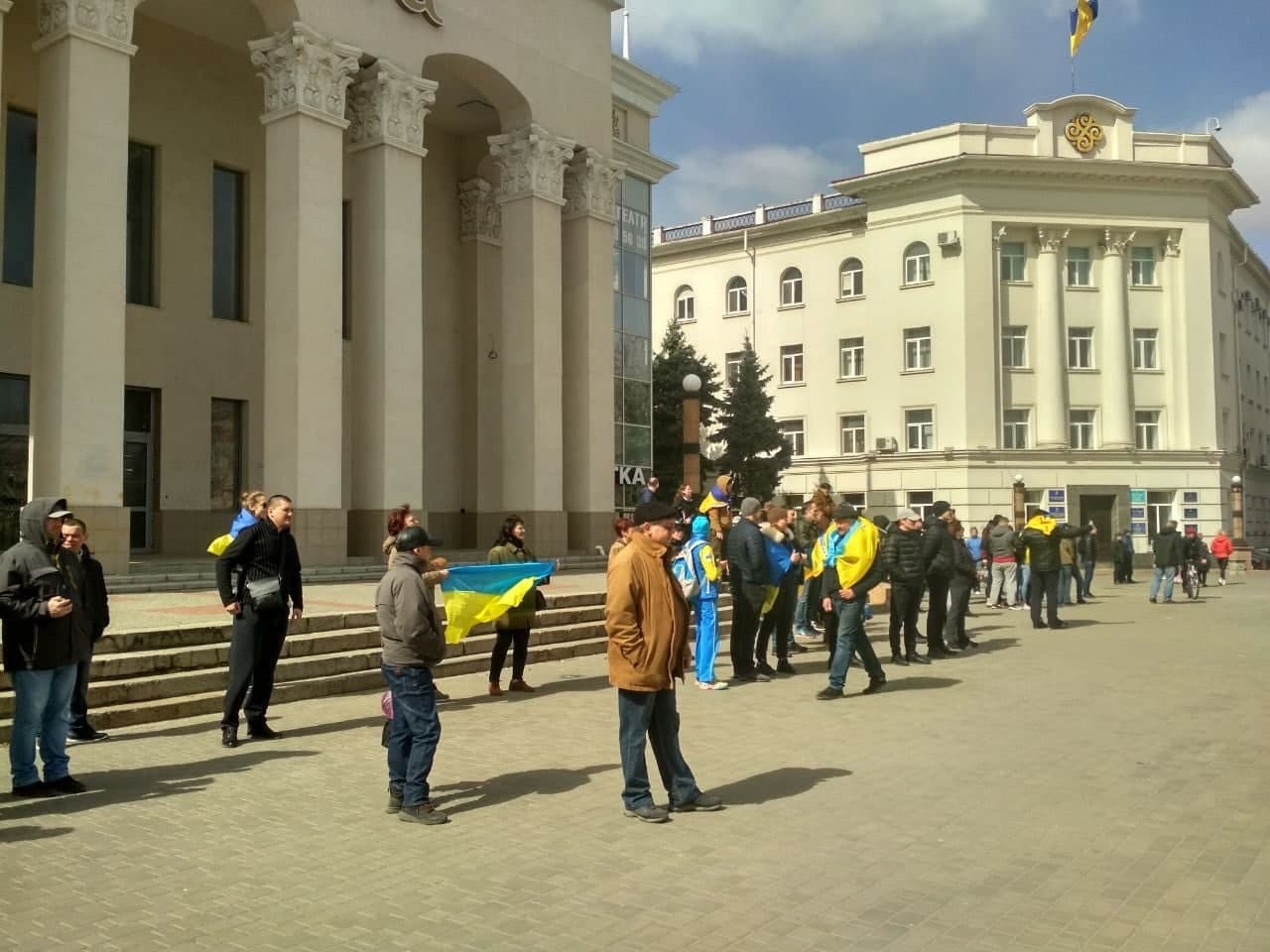 Facing resistance in occupied Kherson, Russian forces crack down on disobedient residents