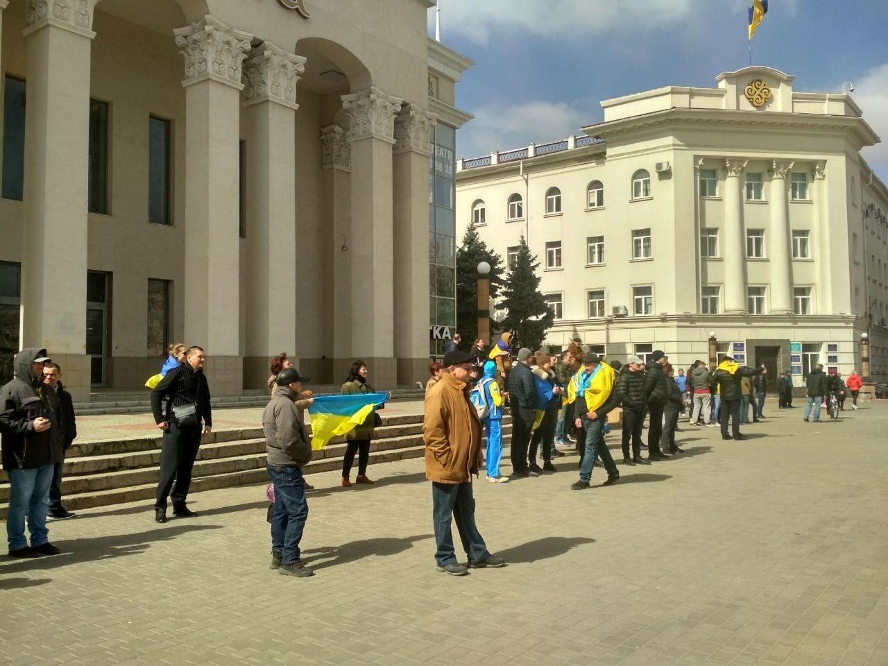 Facing resistance in occupied Kherson, Russian forces crack down on disobedient residents