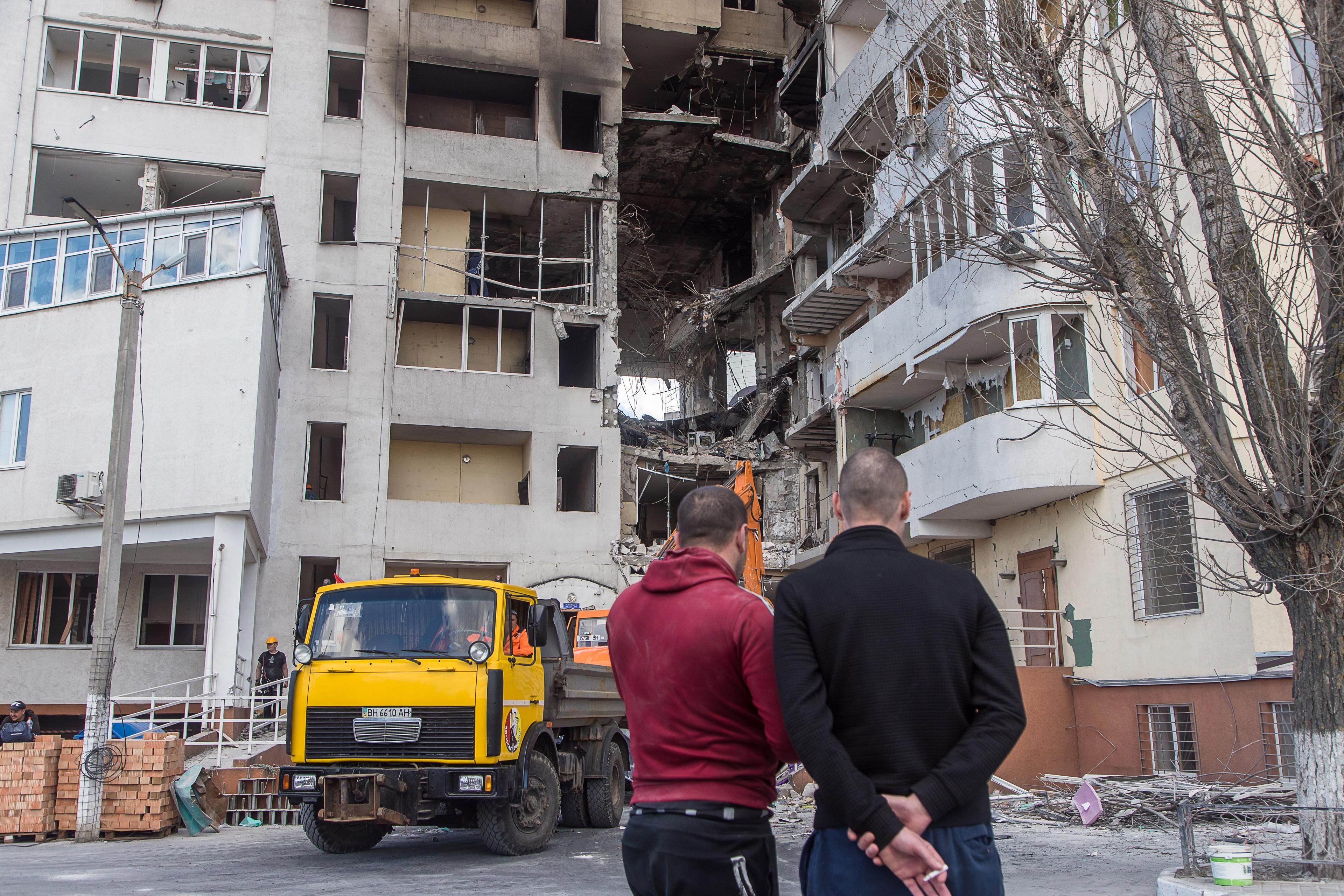 With mined beaches, extended curfew, Ukraine’s main tourist hub Odesa is ready to fight