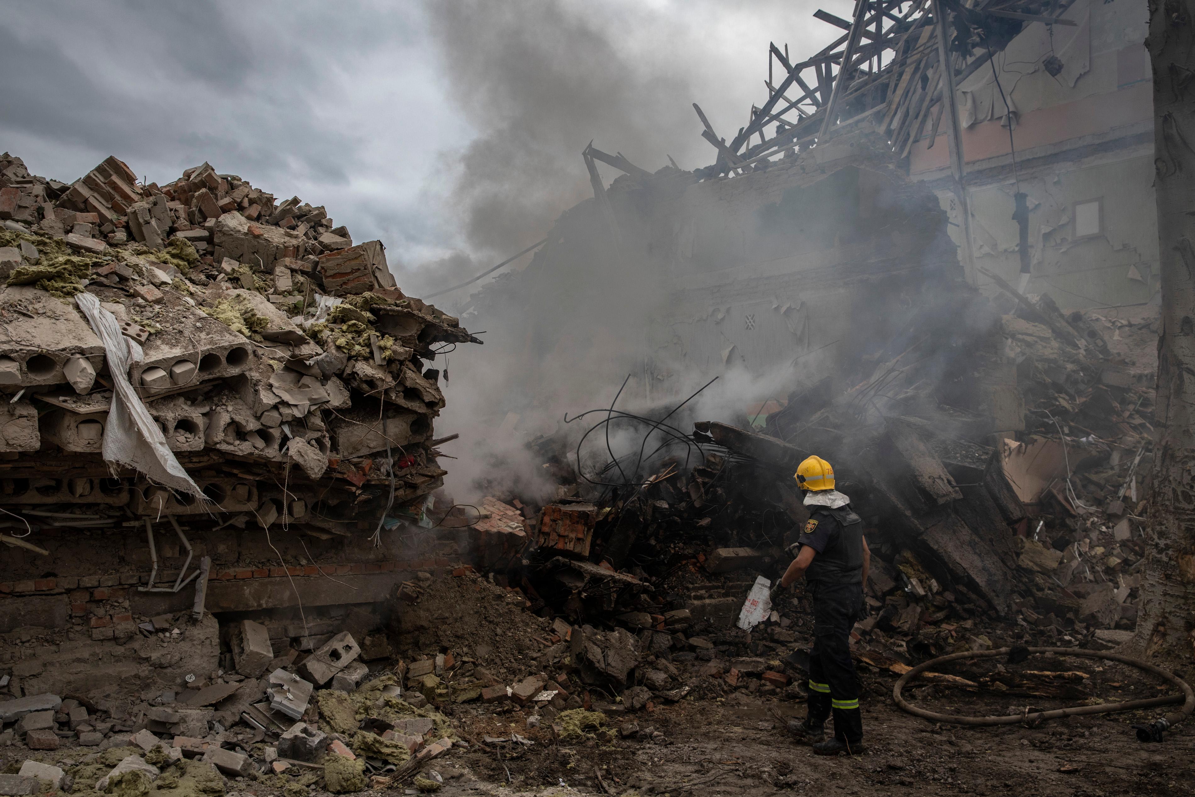 As Russia destroys Donbas, people leave homes in mandatory evacuation drive (PHOTOS)