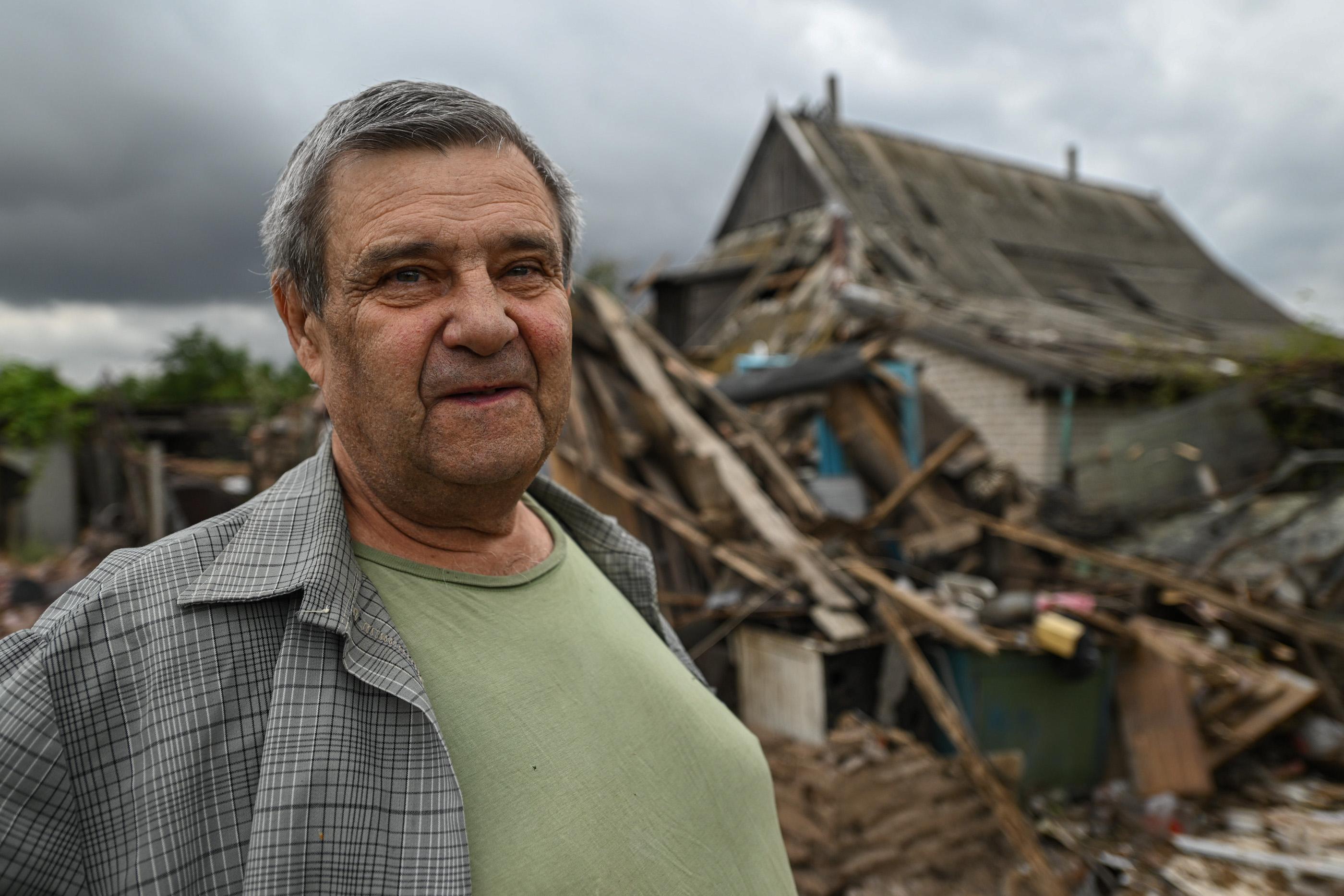 A front-line village in Kherson Oblast under heavy fire as local leadership flees