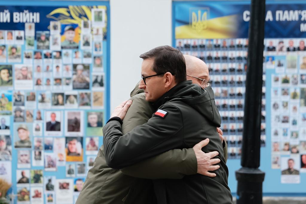 AP: Polish PM delivers Leopard tanks to Ukraine during his visit