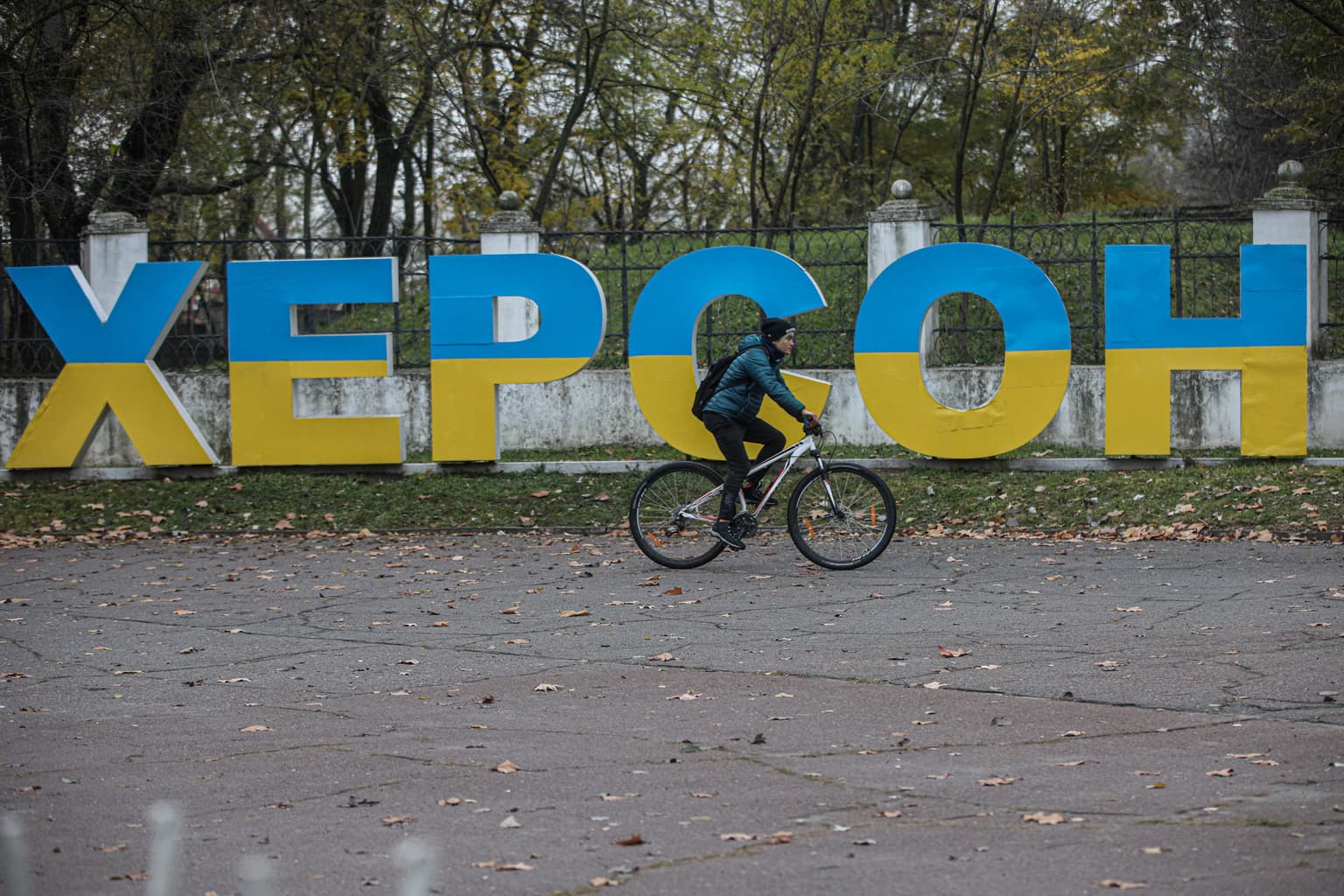 Life slowly returning to Kherson, still without power and water
