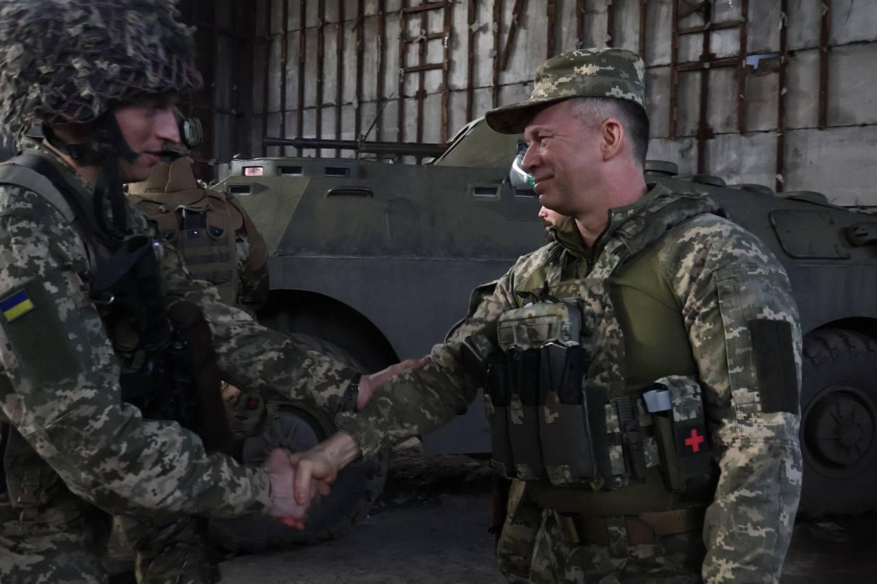 Land Forces chief visits Bakhmut, says Russia resorts to 'scorched earth' tactics