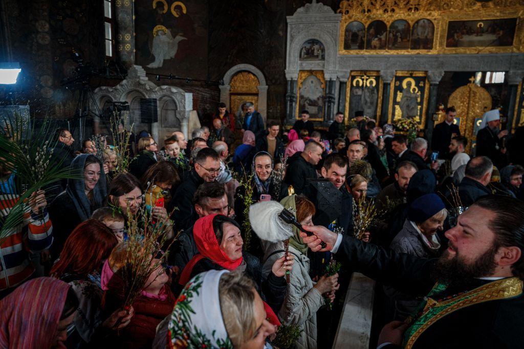 Both Ukrainian and Russian-controlled churches hold Easter services in Kyiv Pechersk Lavra