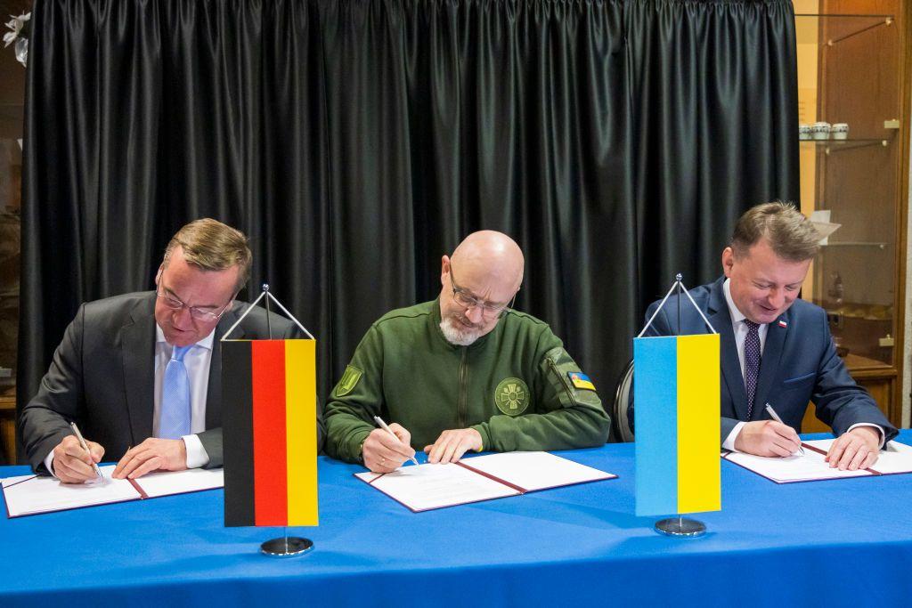 Defense Minister: 'Tank coalition' meets at Ramstein, agrees to open service center for Leopard tanks