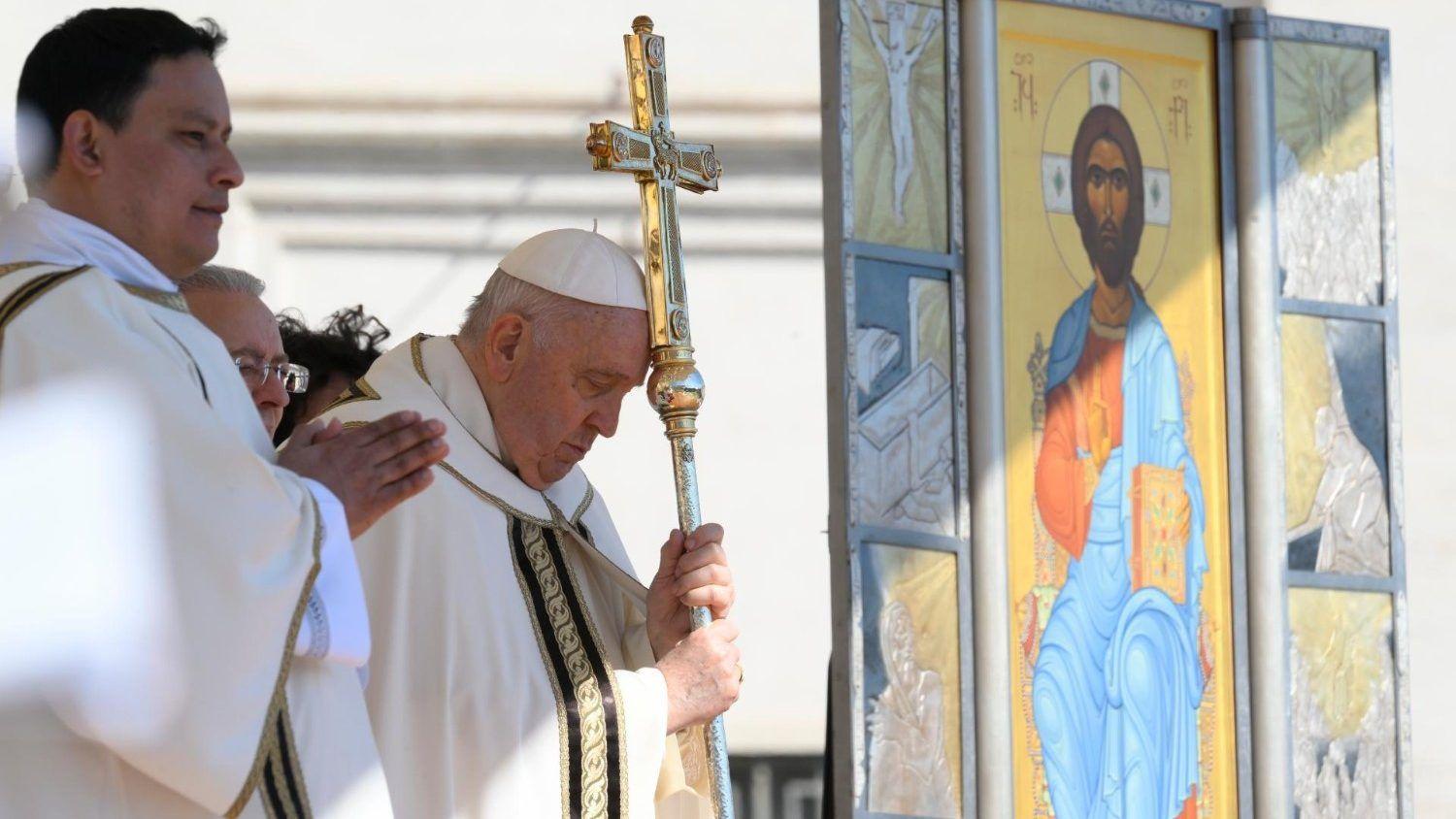 Pope Francis prays to 'shed light of Easter' on Russian people