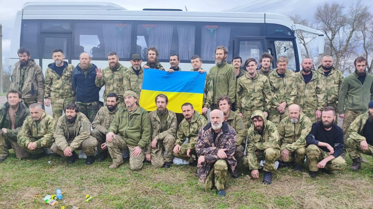 130 Ukrainian POWs return home from Russian captivity on Orthodox Easter