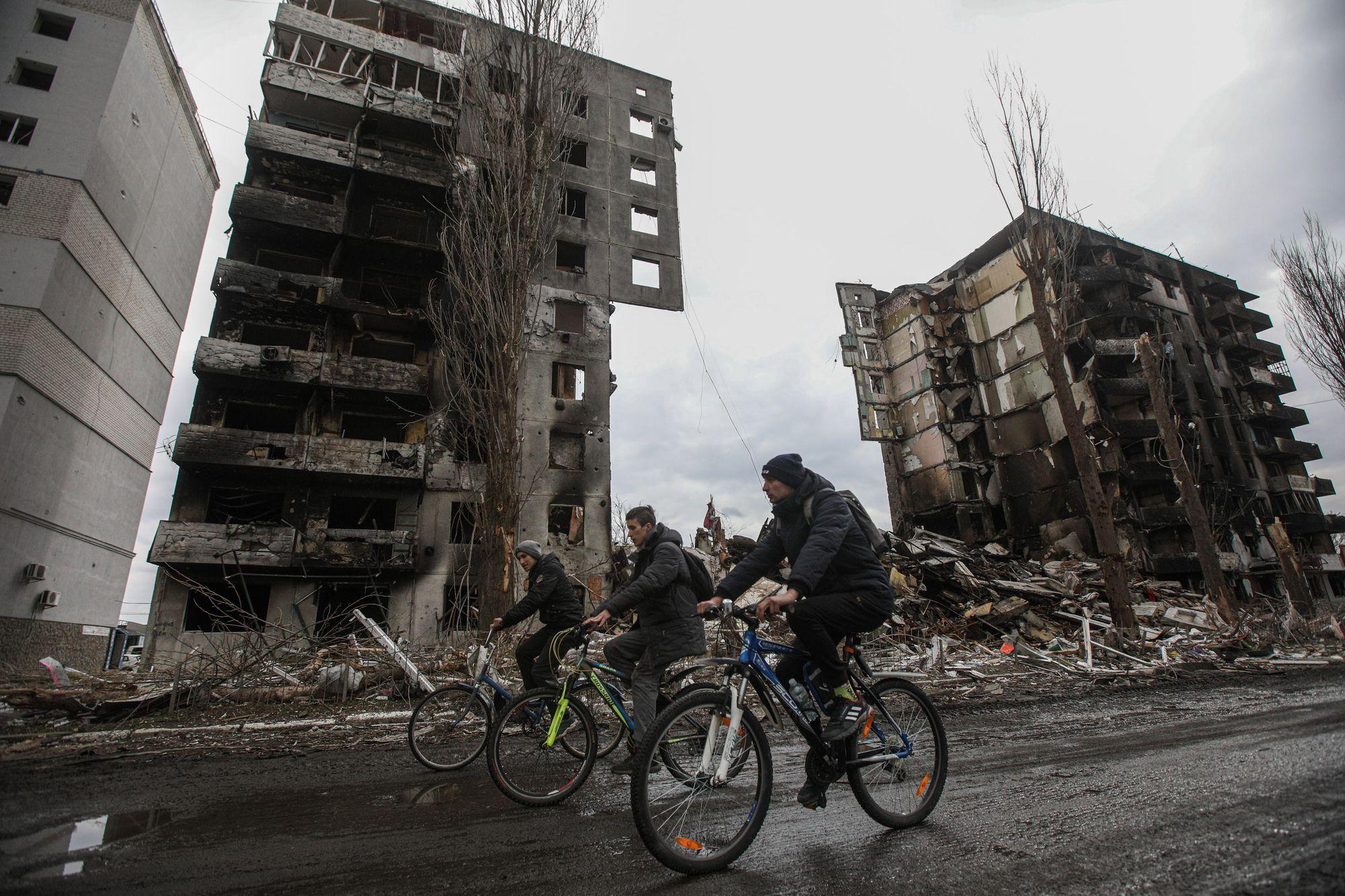 SBU suspects 2 Russian generals of bombing residential buildings in Kyiv Oblast town