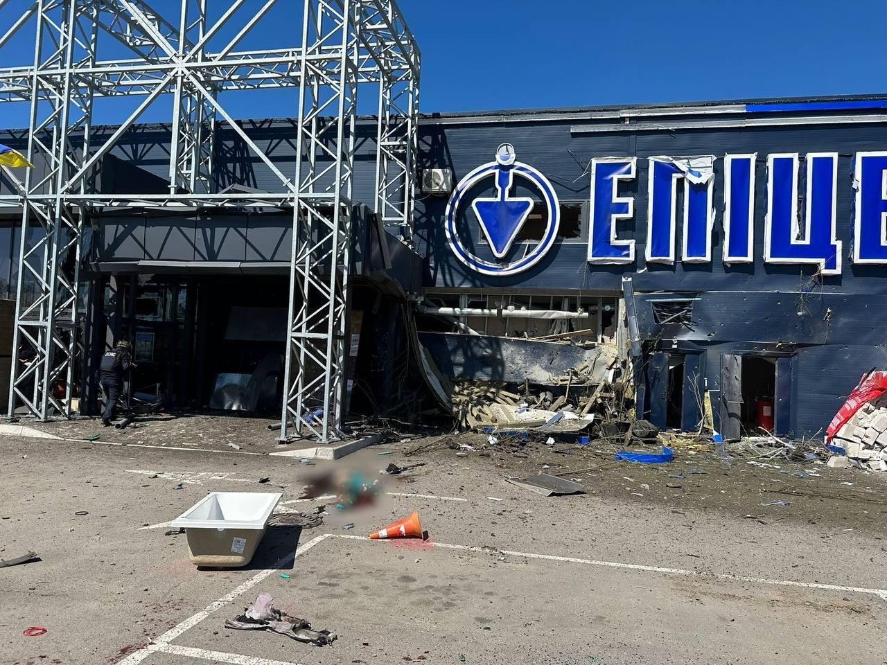 Russian forces attack Kherson Oblast, killing 3, injuring 5