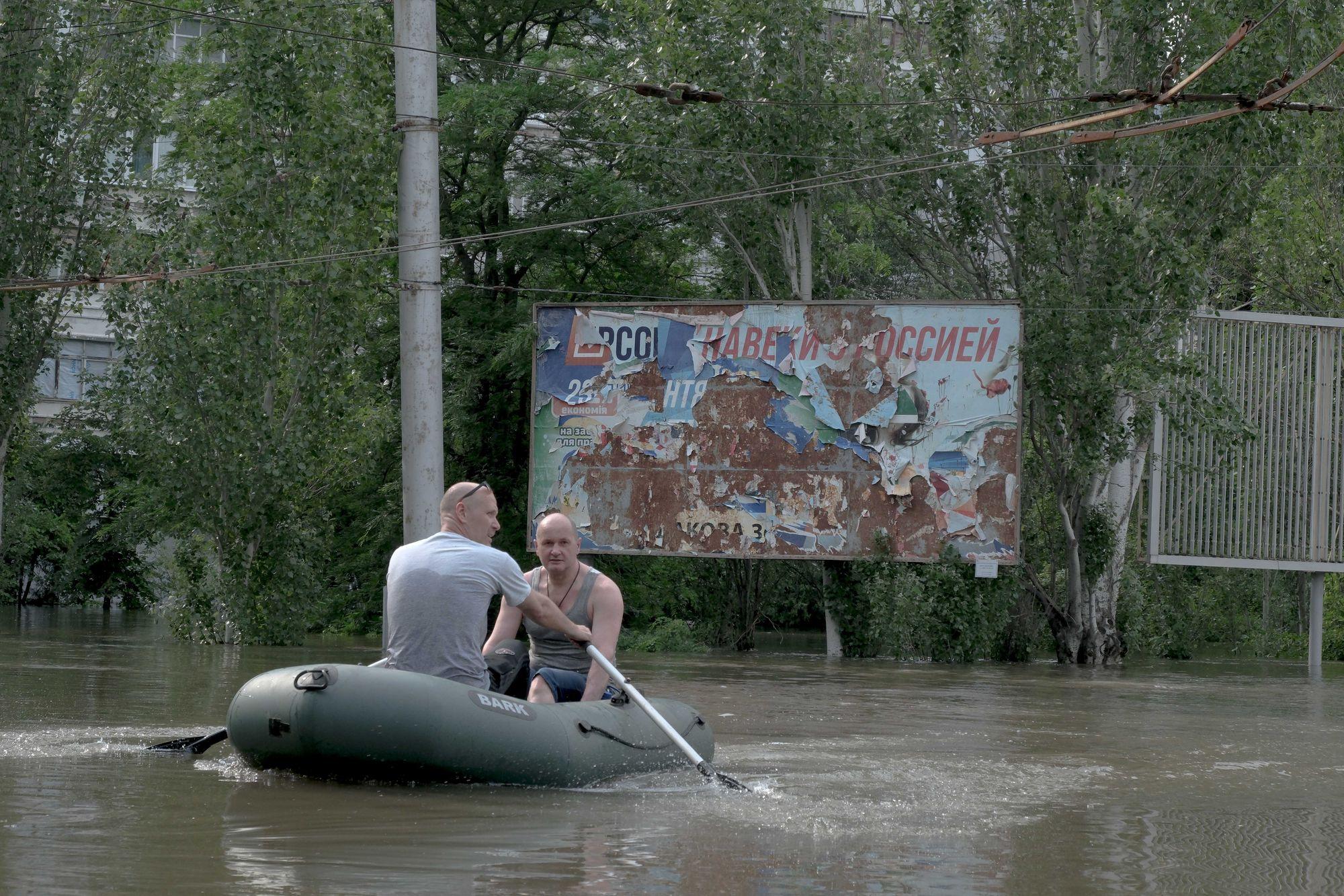 Russian forces attack Kherson amid evacuation, injure 3