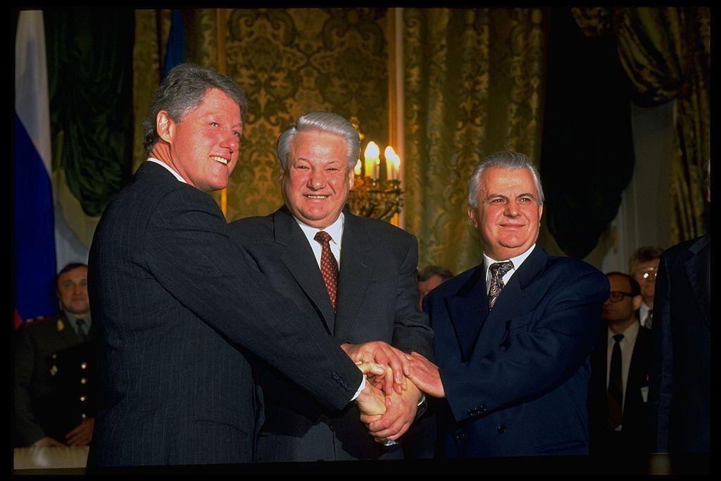 U.S. President Clinton, Russian President Yeltsin, and Ukrainian President Kravchuk sign the Trilateral Agreement in 1994.