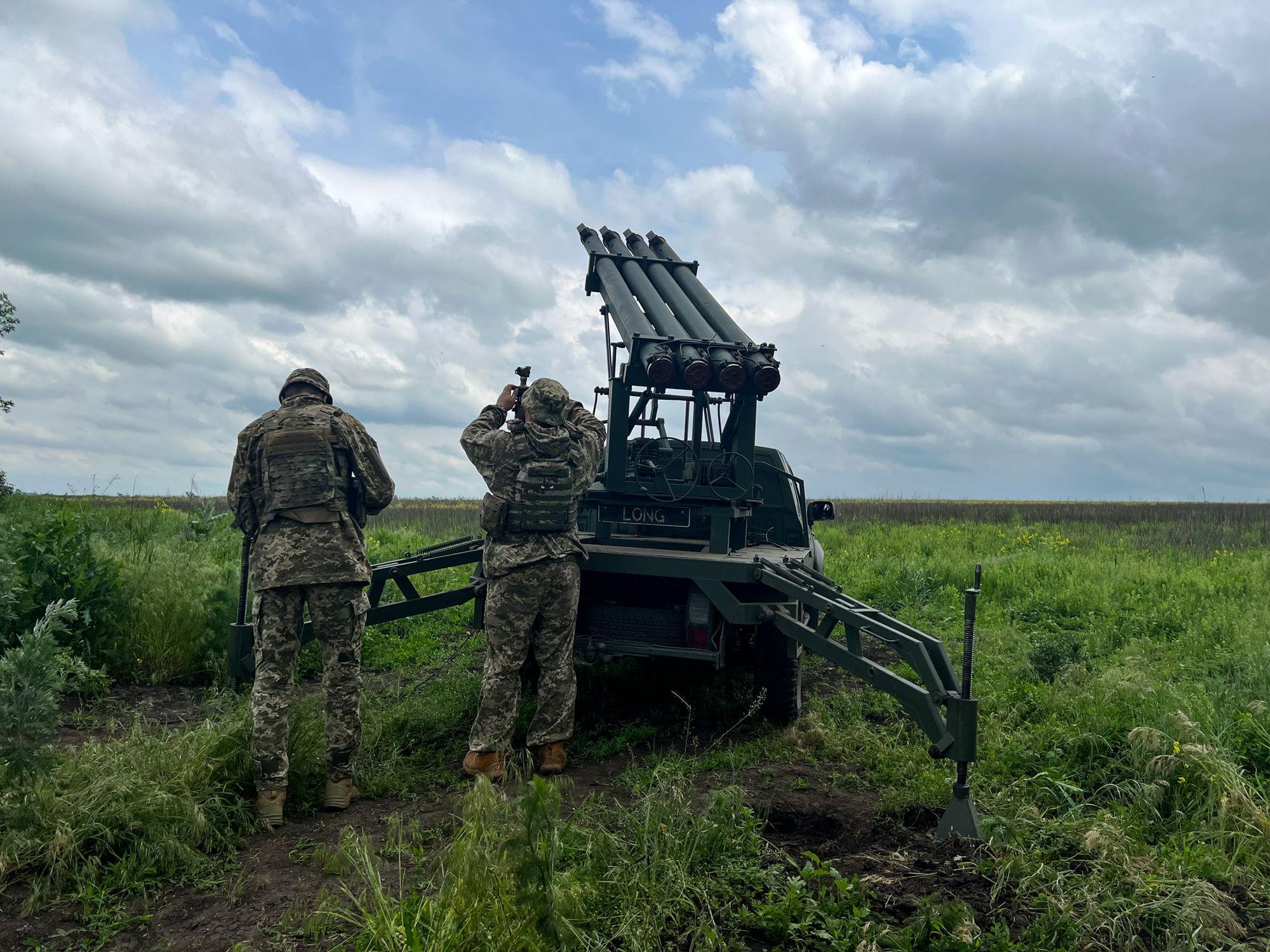 Ukraine war latest: Military reports advance on Bakhmut flanks; 2 Ukrainian teenagers reportedly killed by Russians in Berdiansk