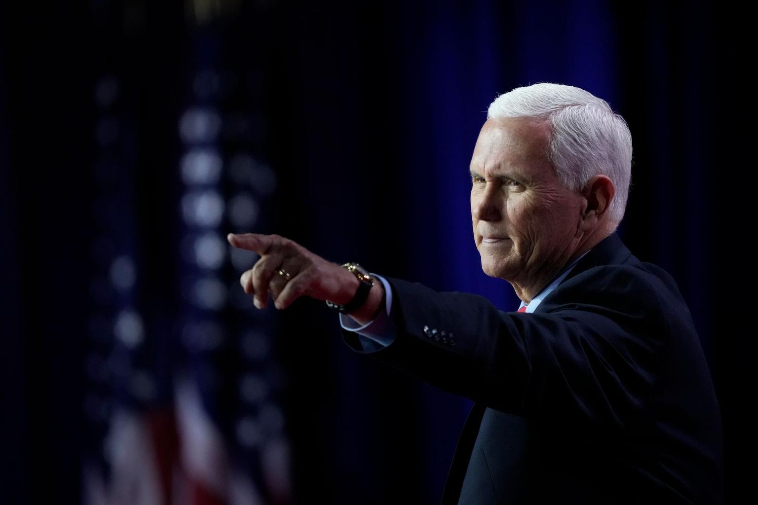 Media: US presidential candidate Mike Pence makes surprise visit to Ukraine