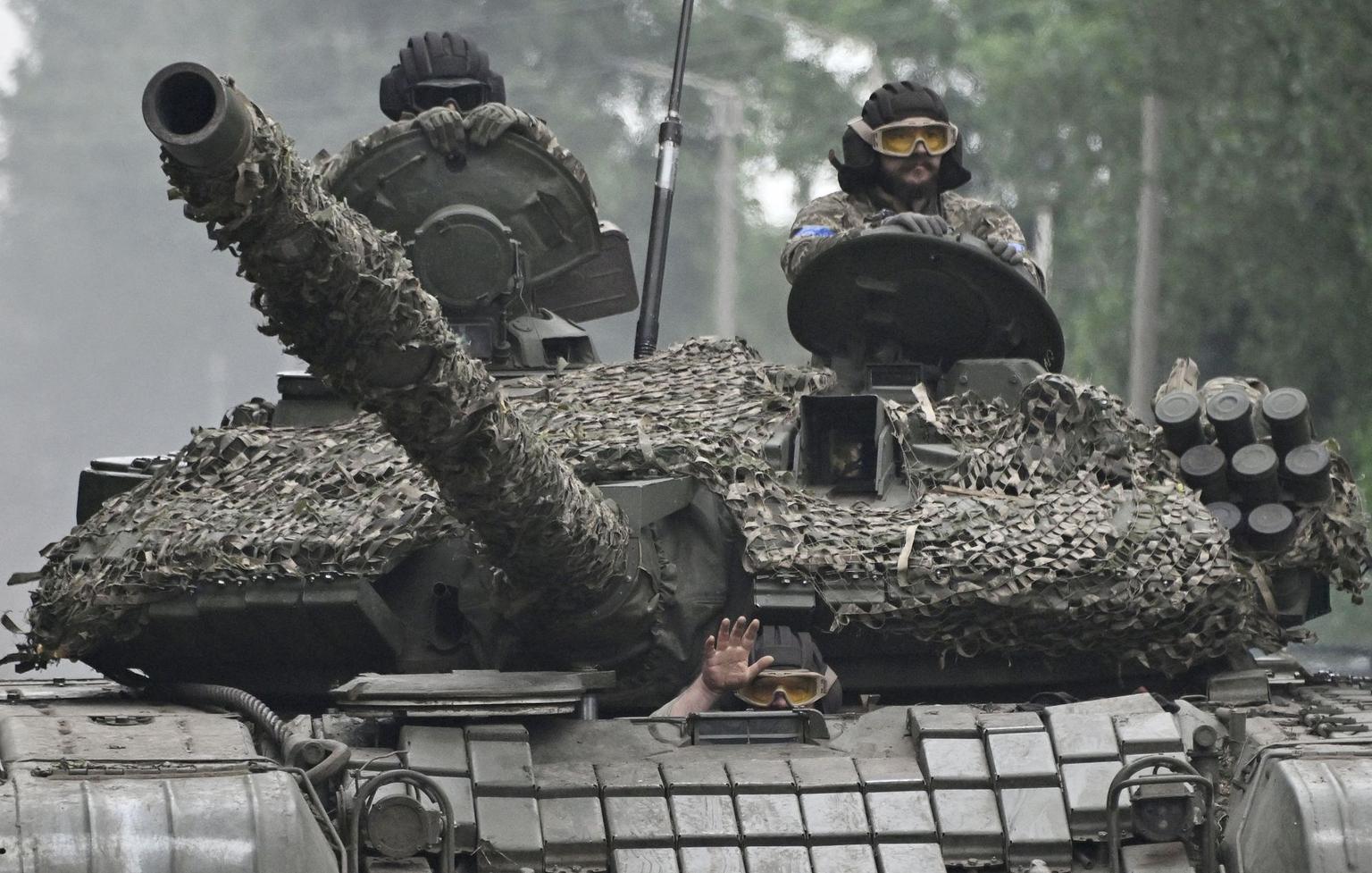 Military: Ukrainian forces advancing along southern front line