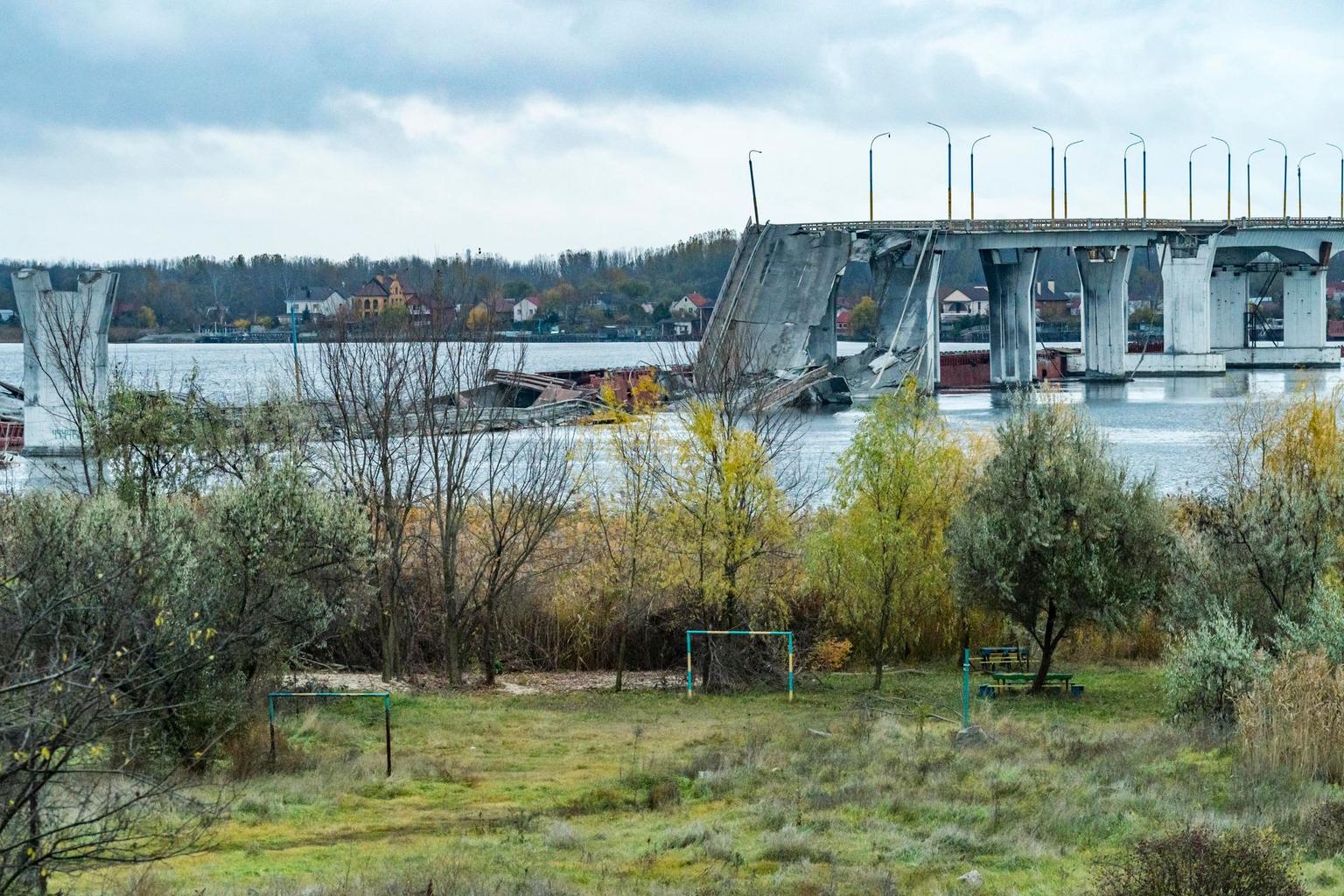 UK Defense Ministry: Ukraine maintains left-bank beachhead at Antonivsky Bridge