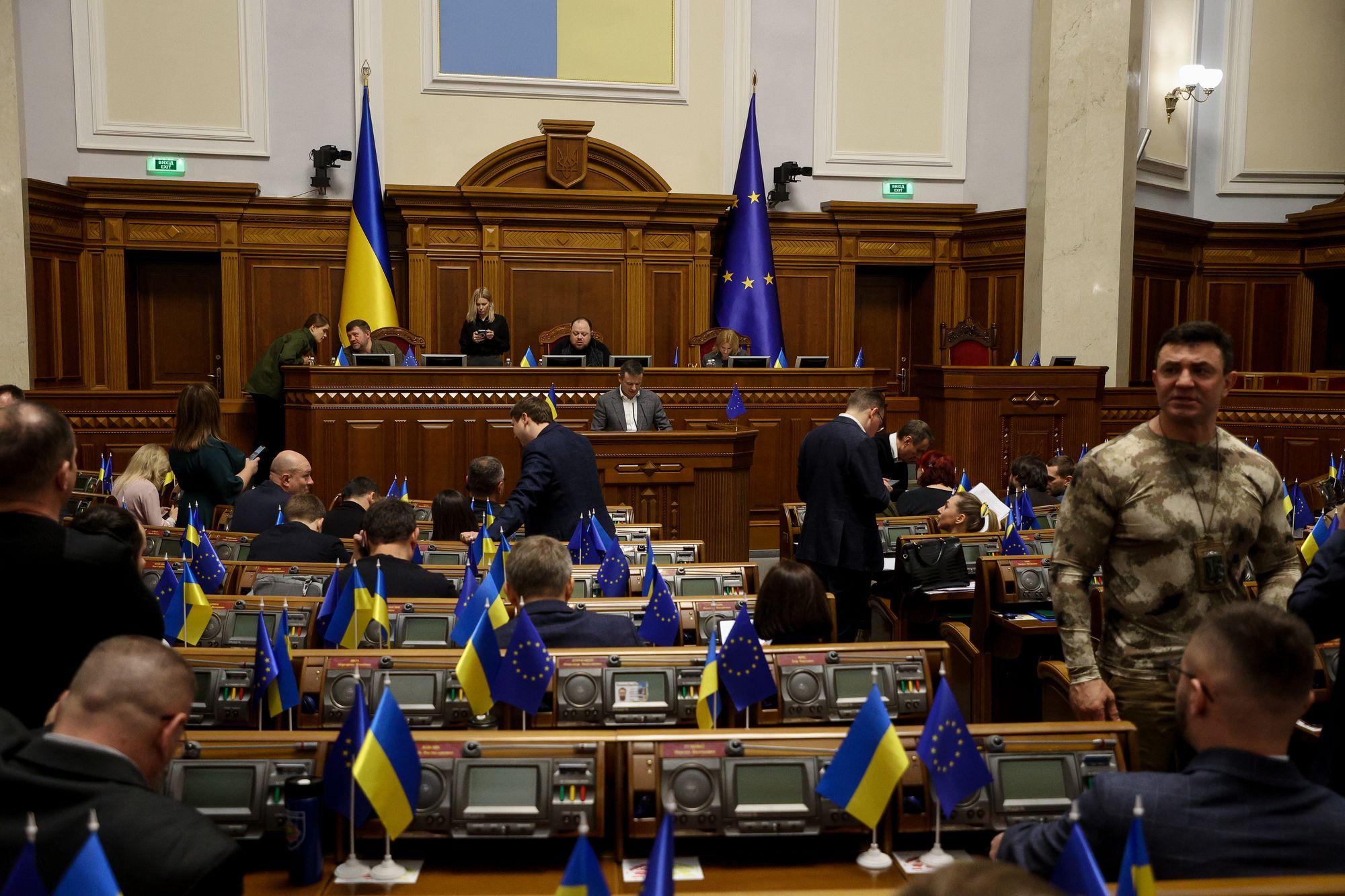 Parliament extends martial law, mobilization