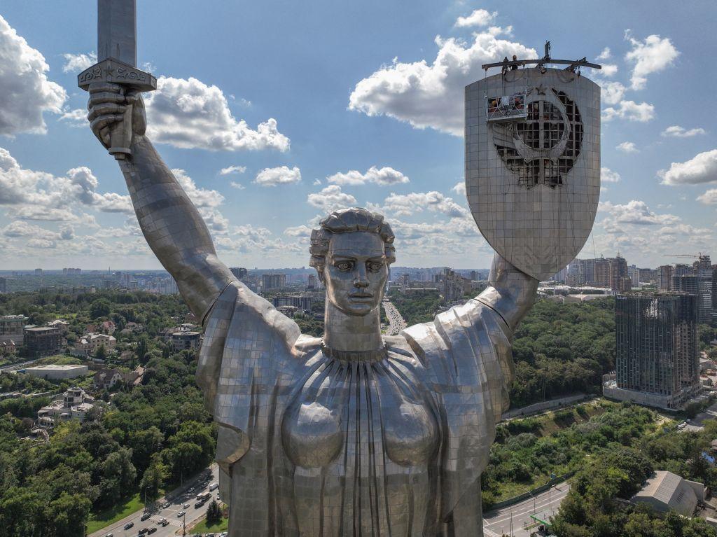 Soviet coat of arms removed from Kyiv's Motherland Monument
