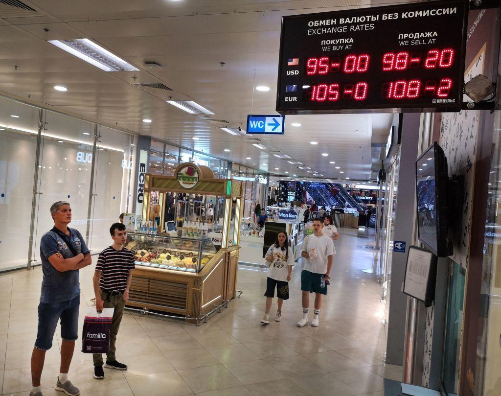 Bloomberg: Russia considers targeting exporters to prevent collapse of ruble