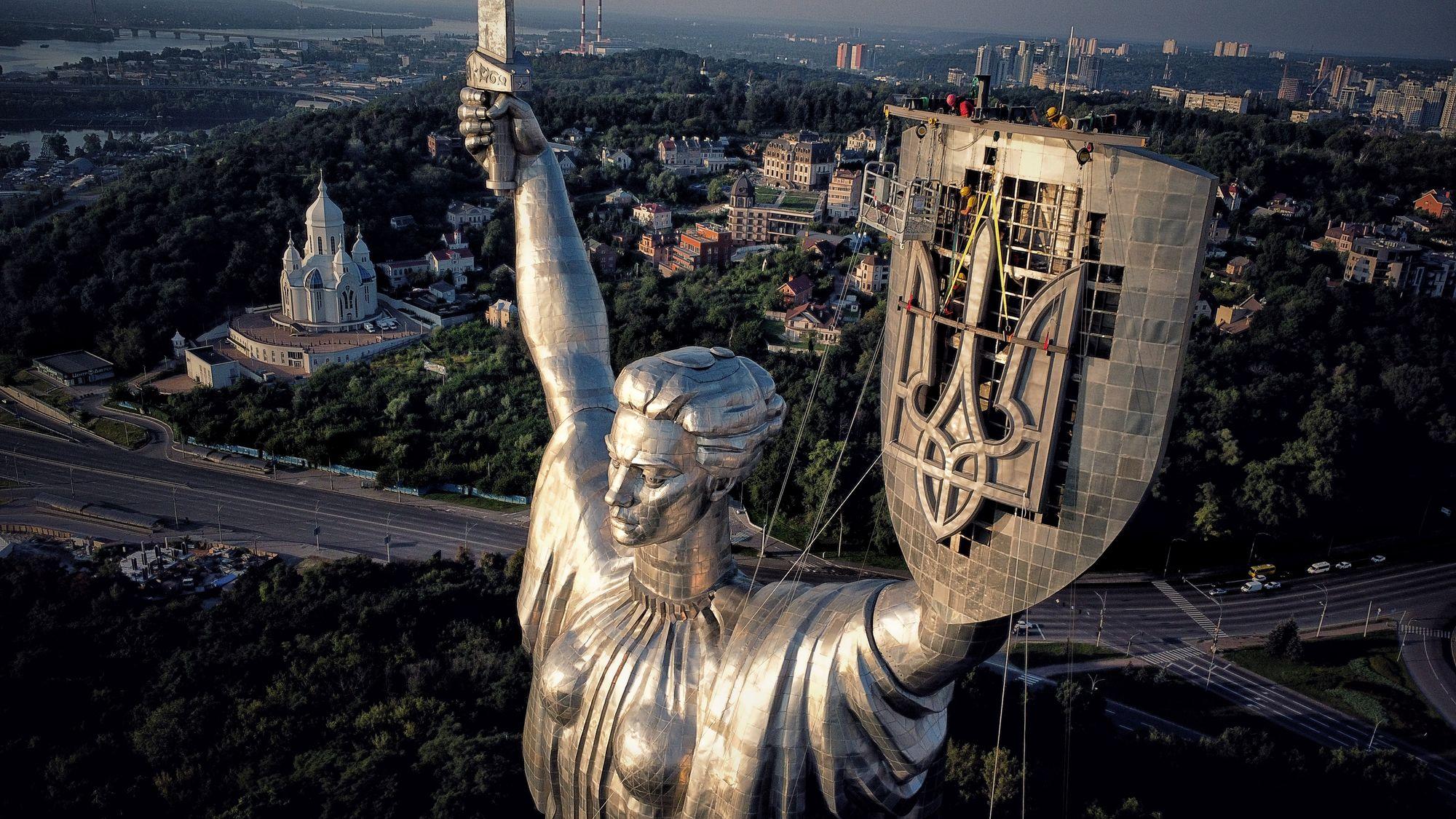 Ukraine's coat of arms raised onto Motherland monument's shield