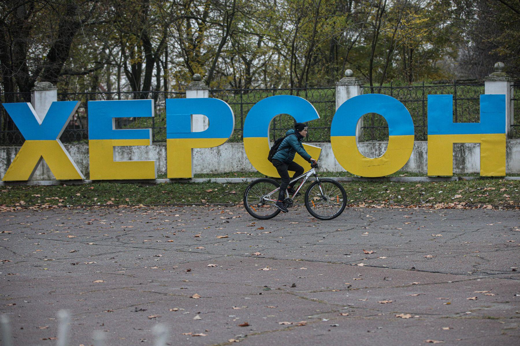 New attack on Kherson strikes medical center