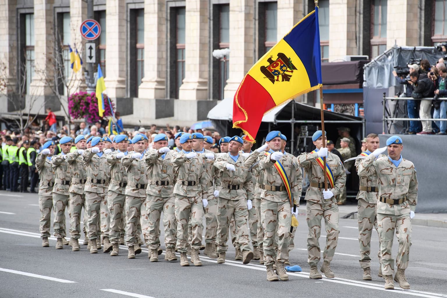 Moldovan military unit marches on Kyiv's Independence Square