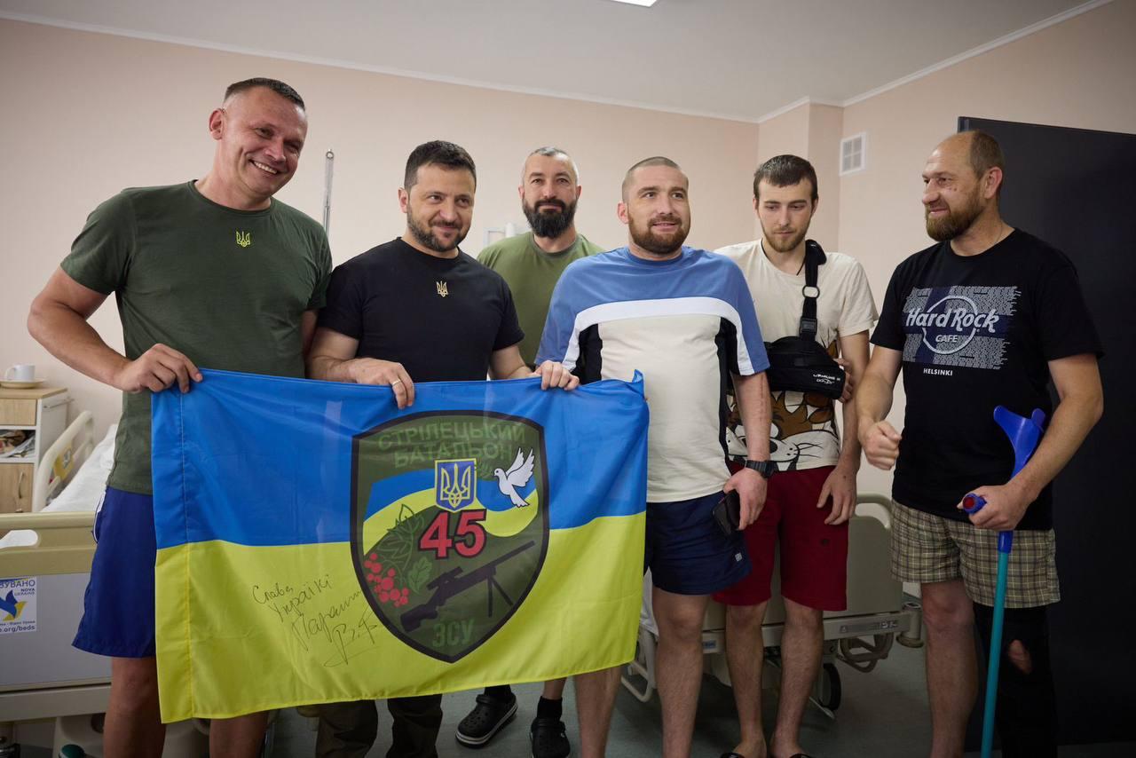 Zelensky meets soldiers in hospital in Ivano-Frankivsk
