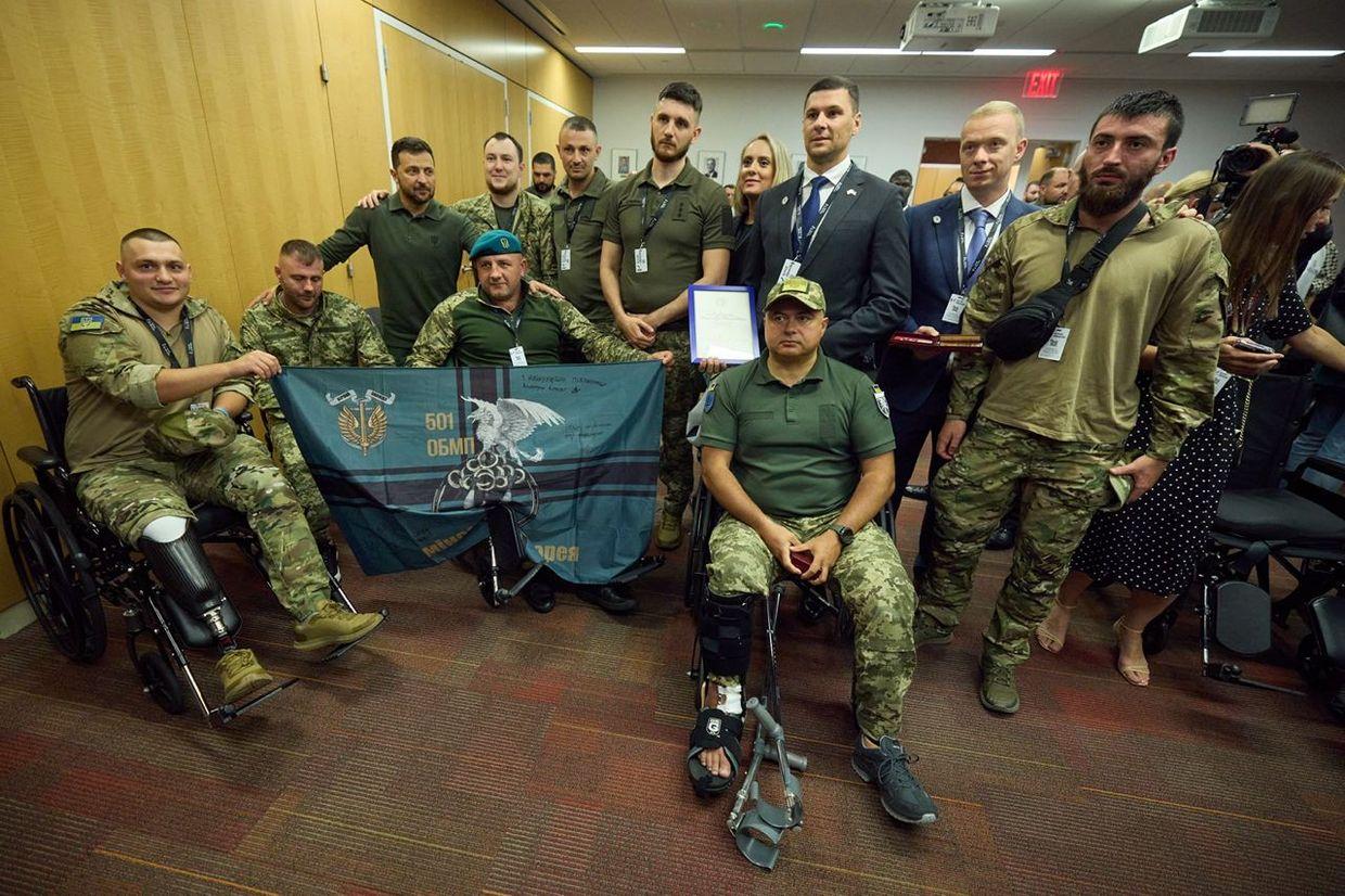 President Zelensky visits Ukrainian soldiers in New York hospital