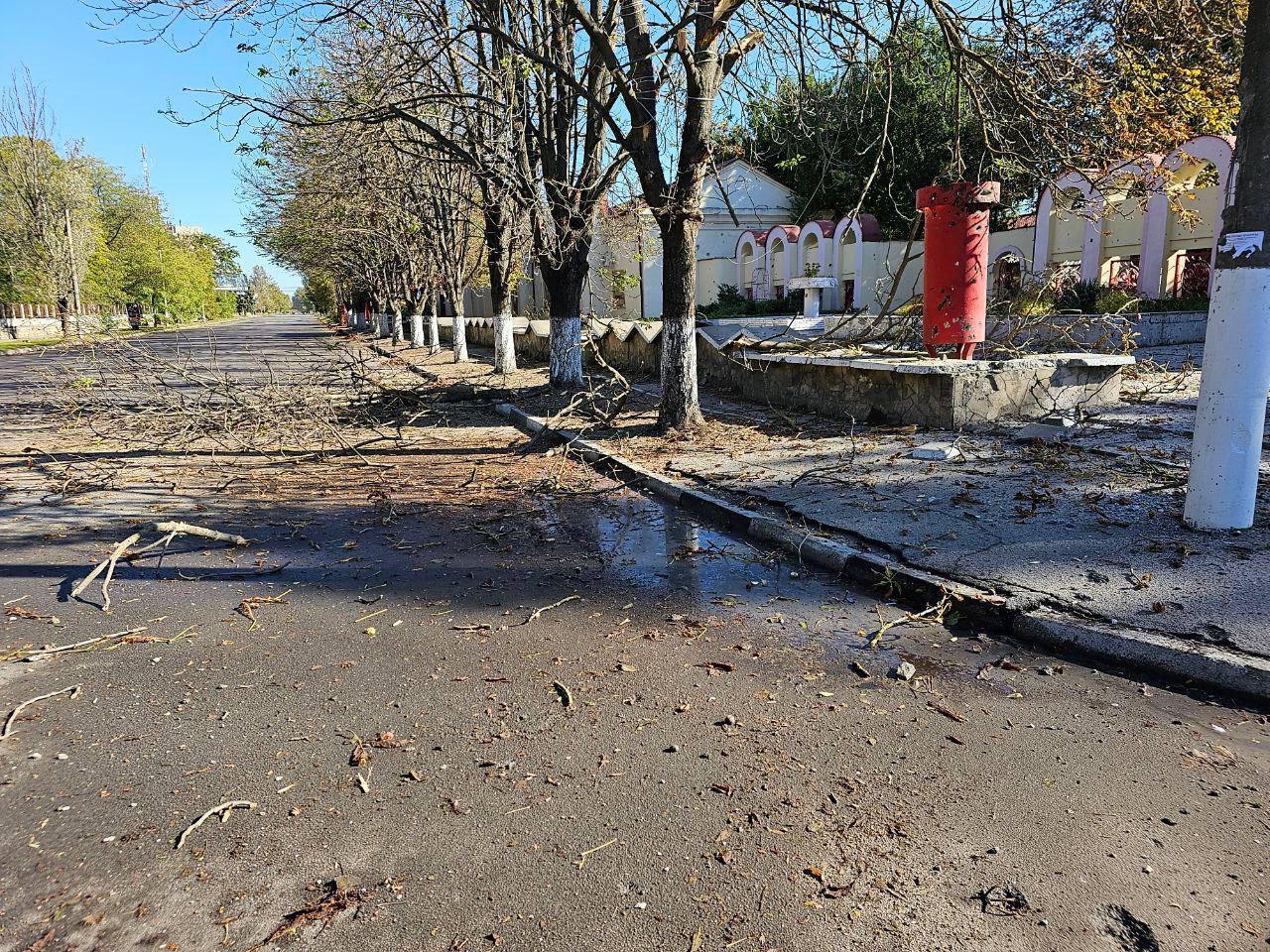 Official: Russian attacks on Kherson injure 4