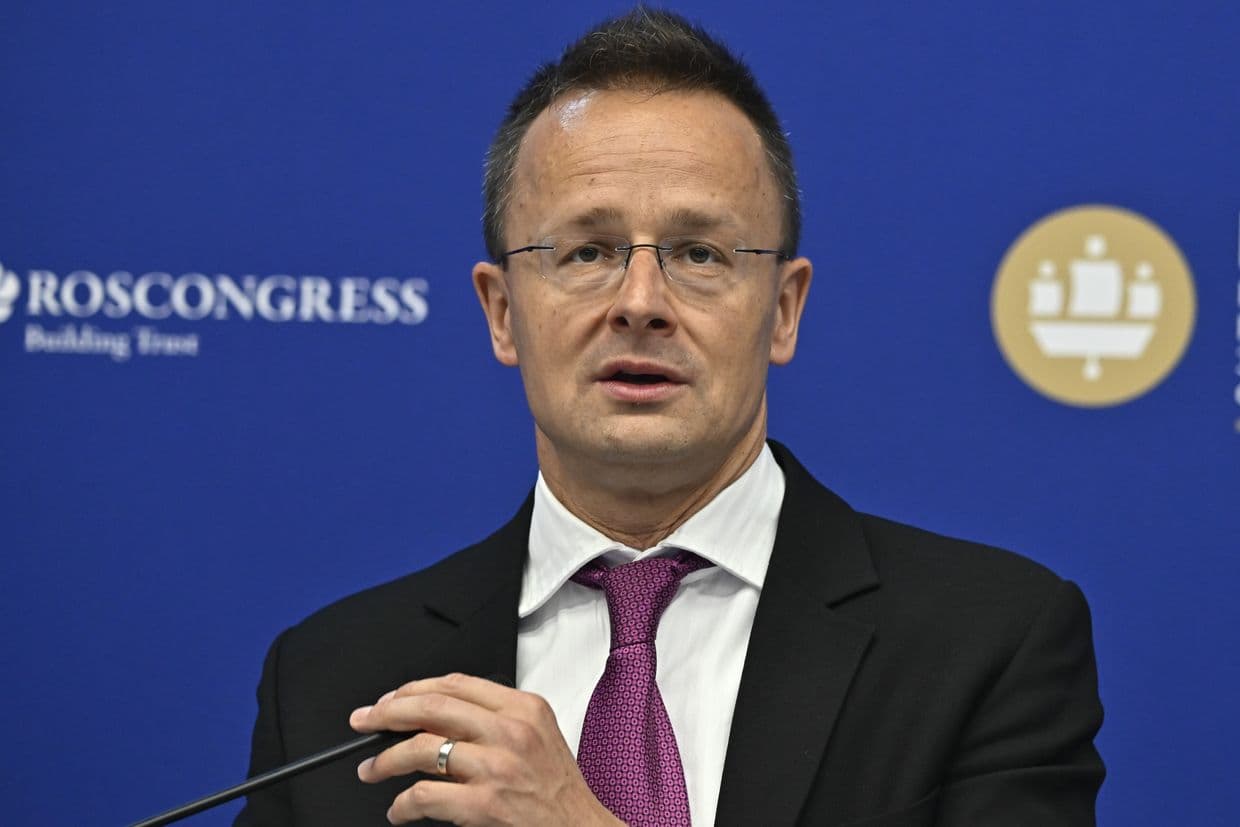 Outgoing Hungarian FM to keep parliamentary seat after stepping down