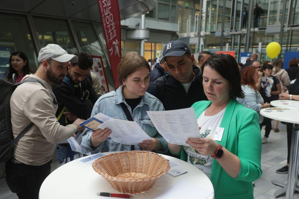 6/10 Ukrainian refugees hope to return, study says