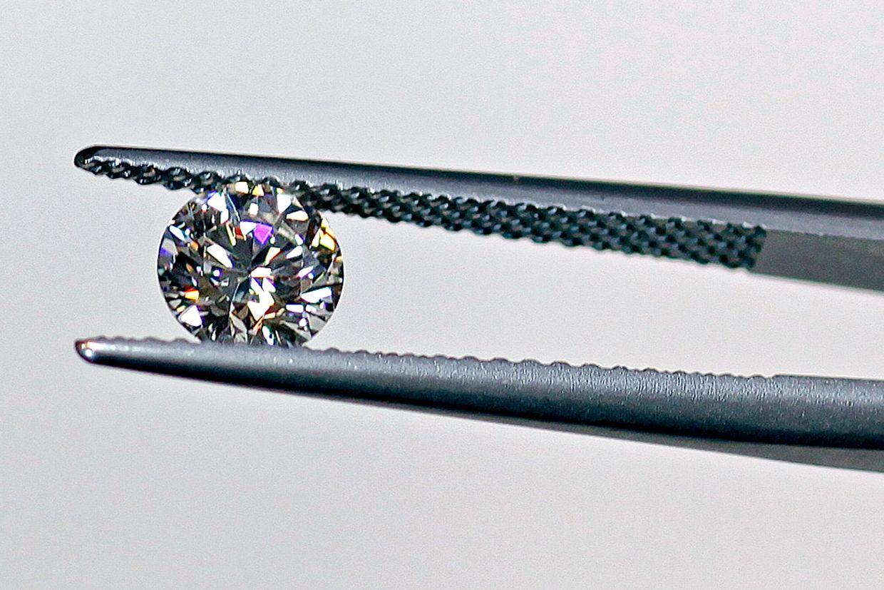 US announces ban on import of Russian diamonds