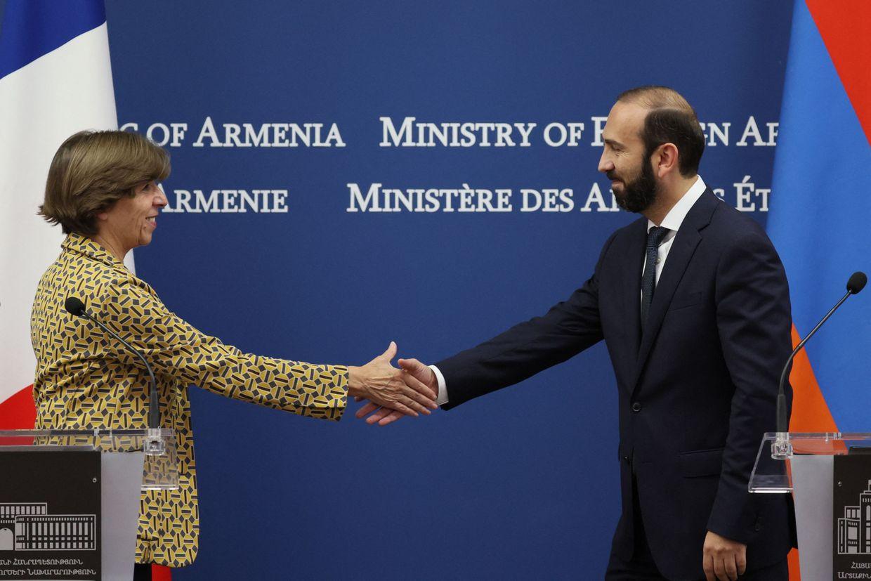 France agrees to provide military equipment to Armenia
