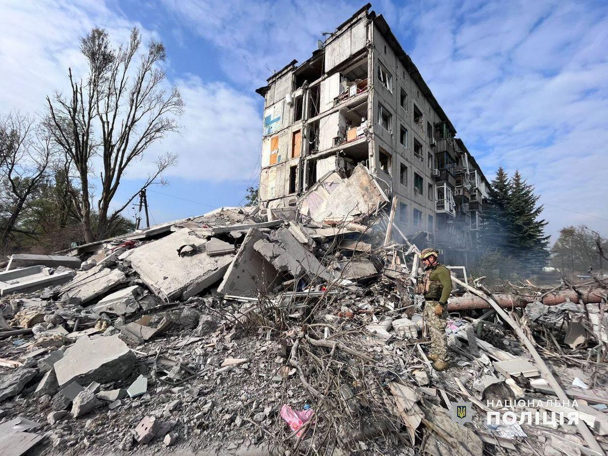 Russian strike destroys 5-story apartment building in Avdiivka, 1 possibly under rubble