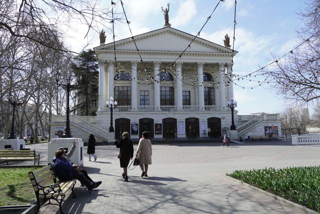 Sirens heard in Crimea as Russian-appointed officials close bridge