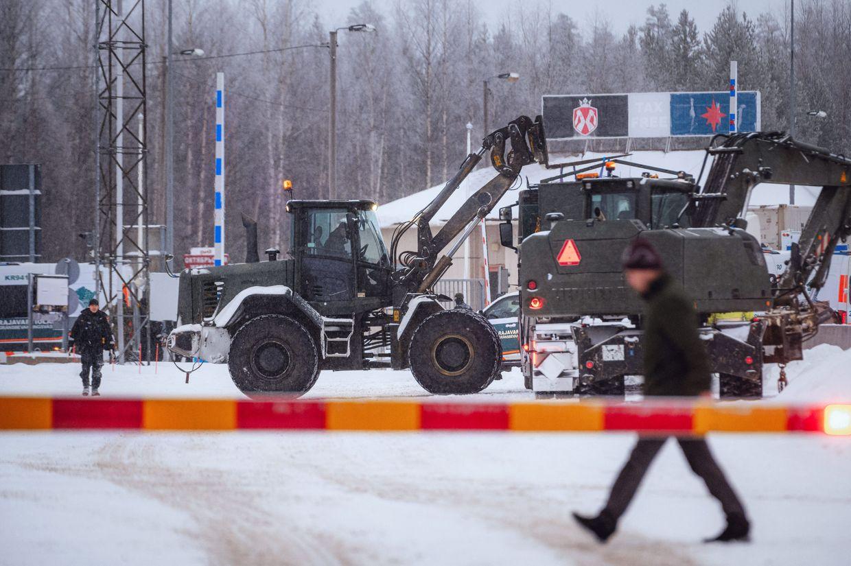 Finland sends military to build fences near crossing with Russia