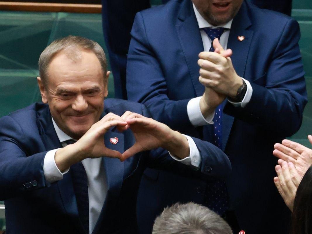 Polish president swears in Tusk's new government