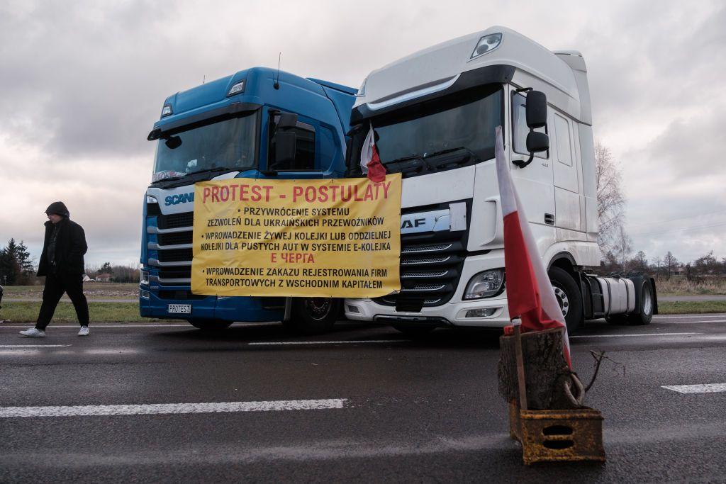 Official: Polish border crossing blocked again after temporary reprieve