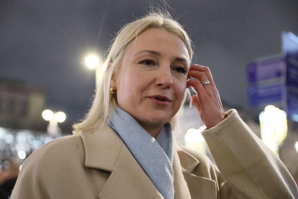 Former TV journalist bids to challenge Putin in Russian presidential election